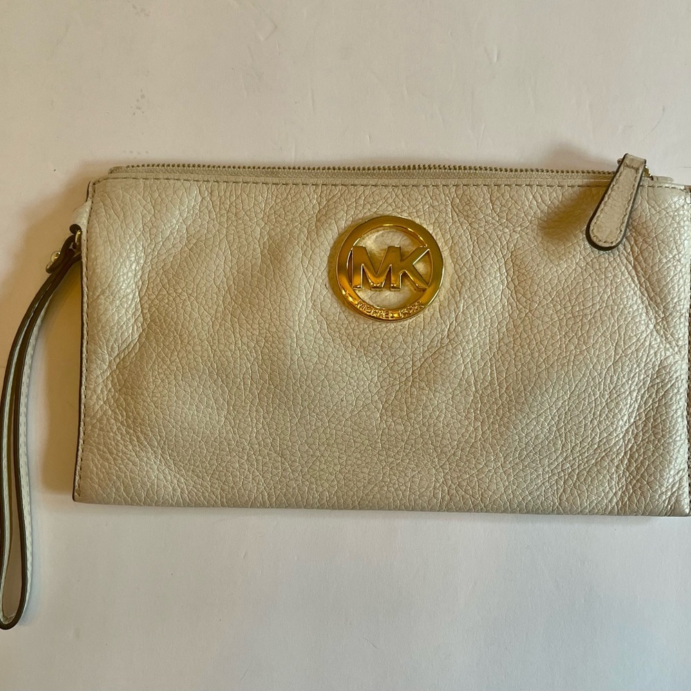 Micheal Kors pebbled leather wristlet